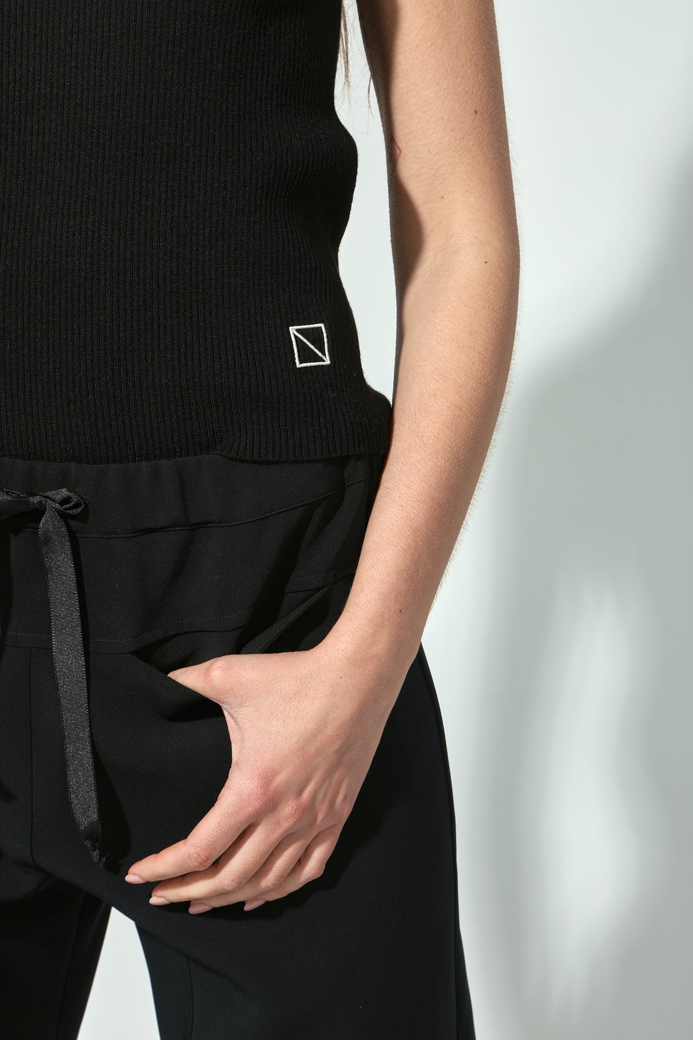 TOP GABRIELA ROUND NECK WOOL BLACK