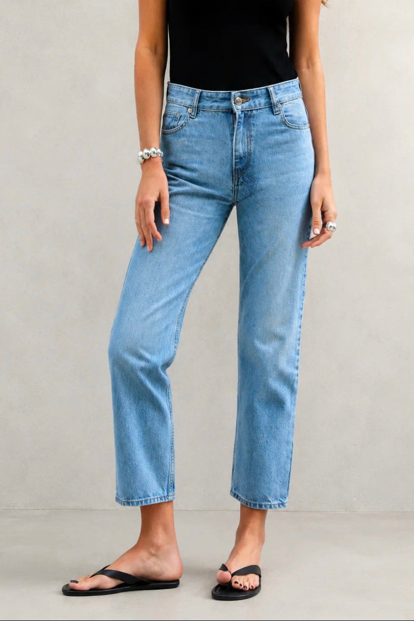 JEANS GLORIA TIRO MEDIO RECTO AZUL CLARO