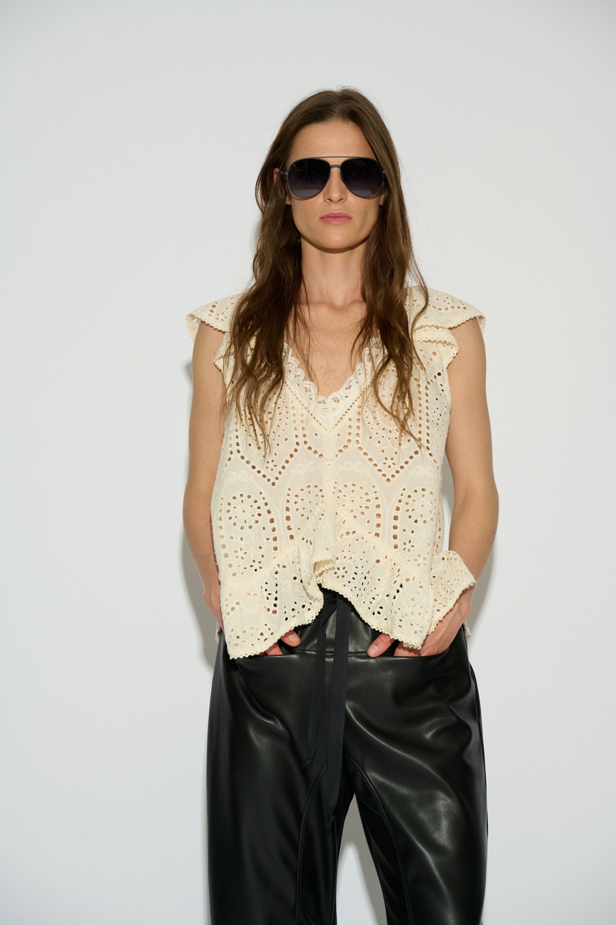 BLUSA DALIA MANGA VOLANTE BORDADO SUIZO CRUDO