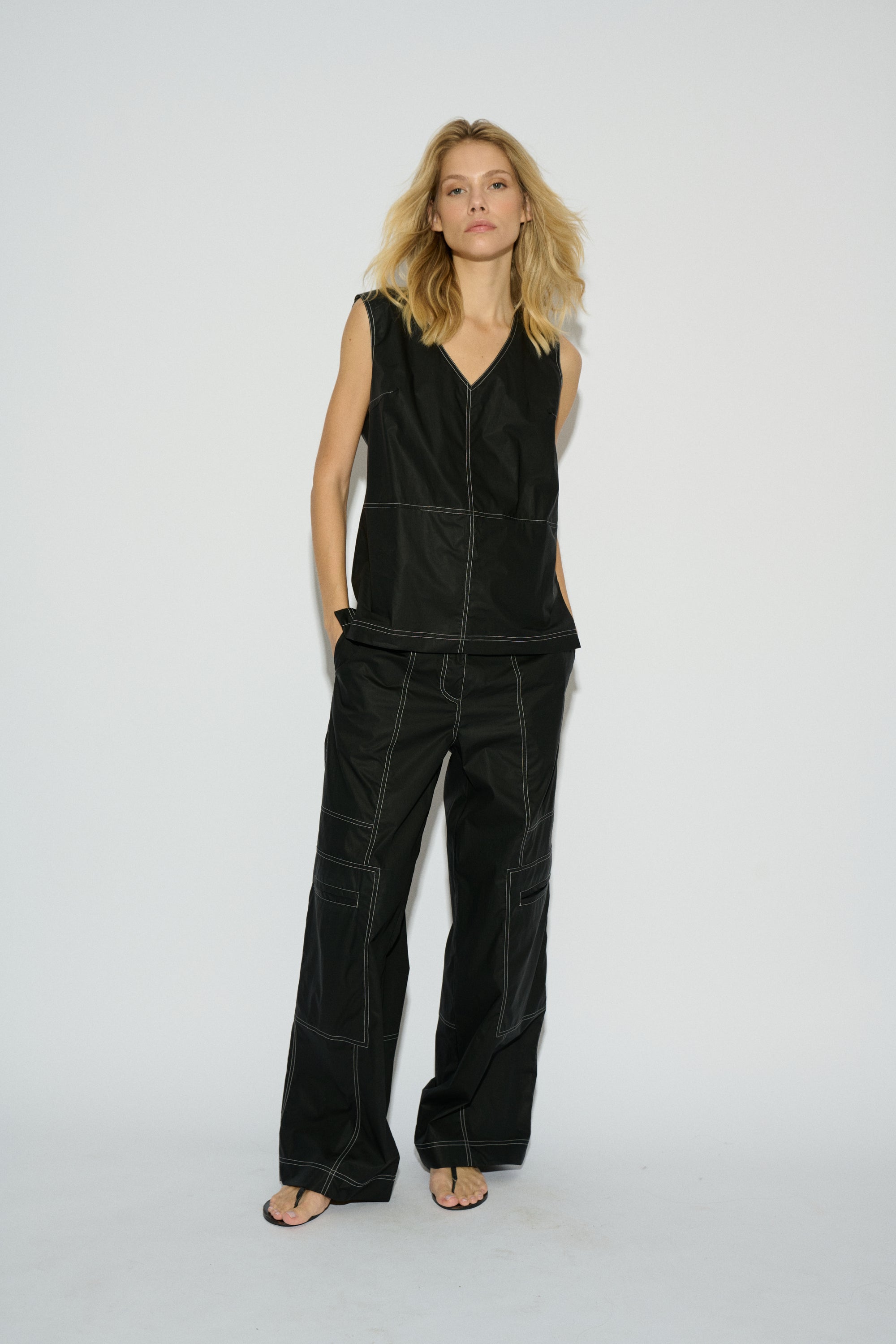 PANTALÓN TANIA RECTO PESPUNTES NEGRO