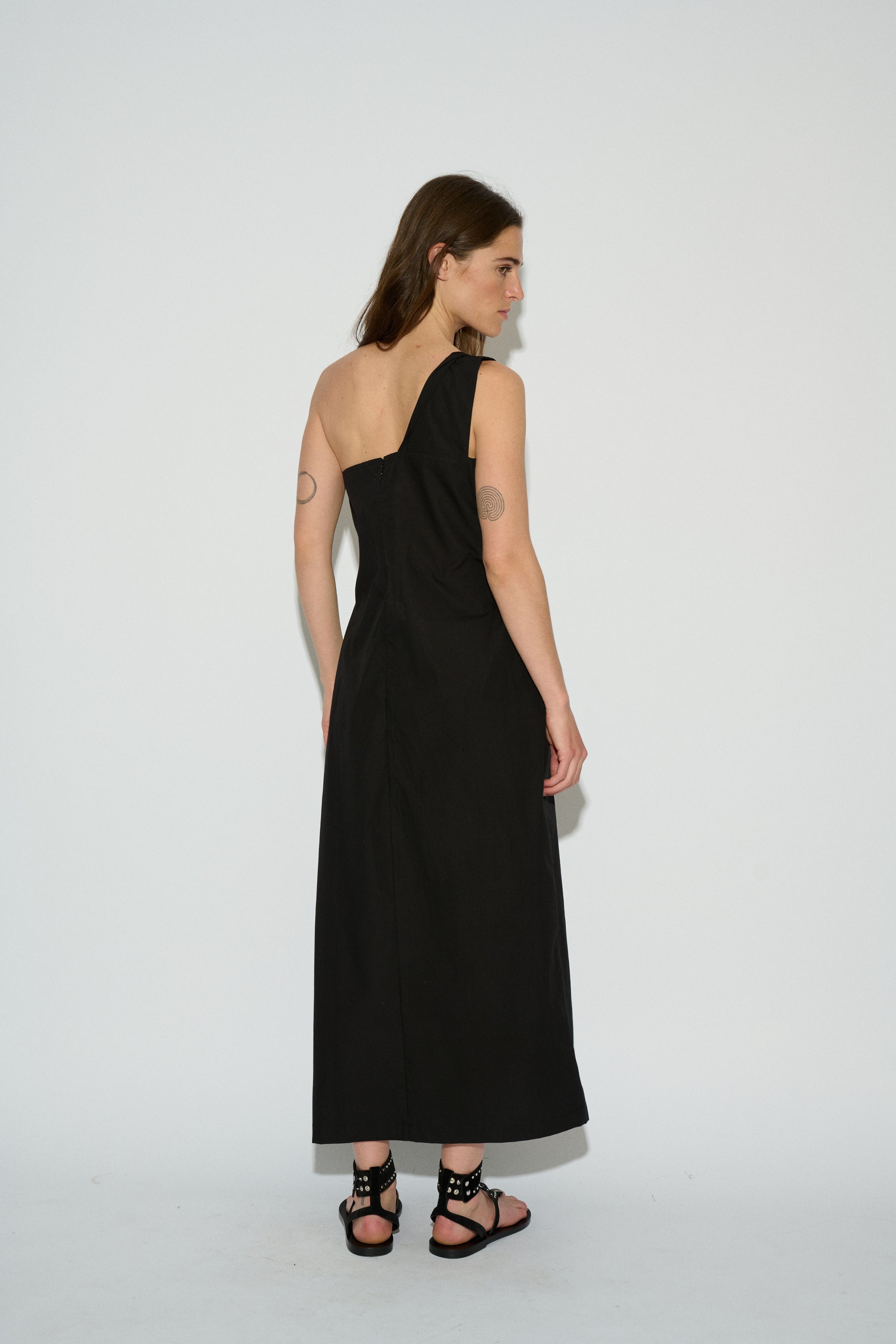 VESTIDO MIMOSA HOMBRO DESCUBIERTO PIEZA NEGRO