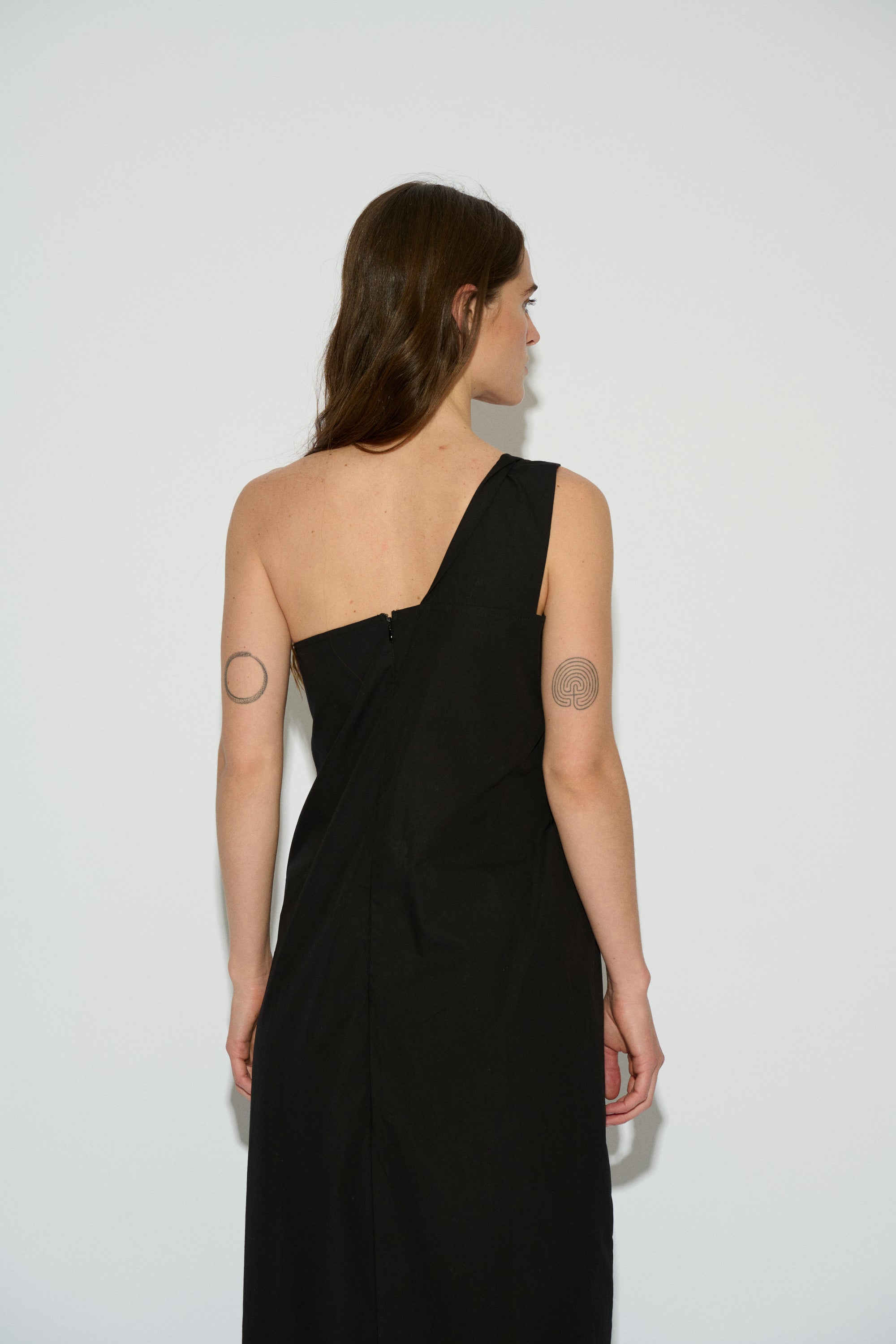 VESTIDO MIMOSA HOMBRO DESCUBIERTO PIEZA NEGRO