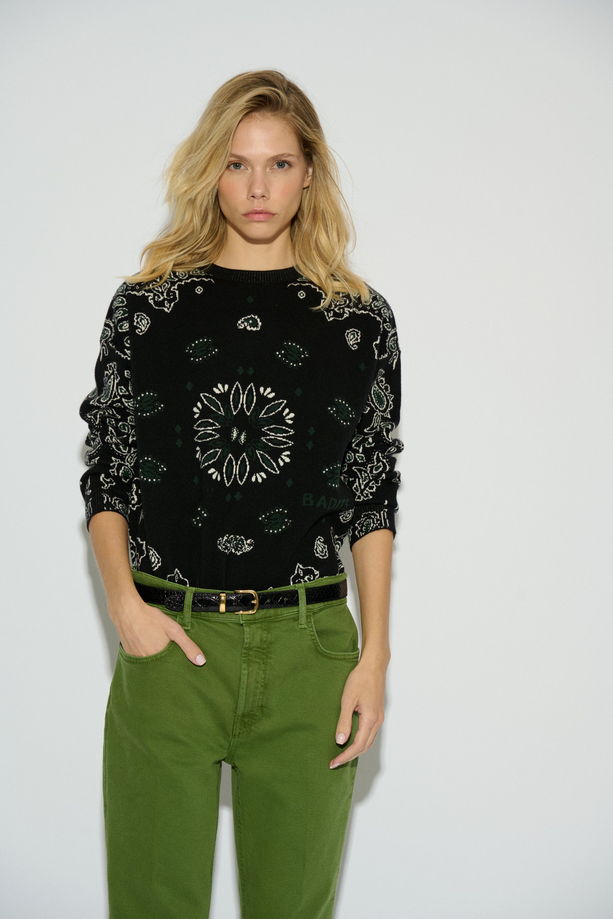 JERSEY SERENA CUELLO REDONDO PAISLEY NEGRO