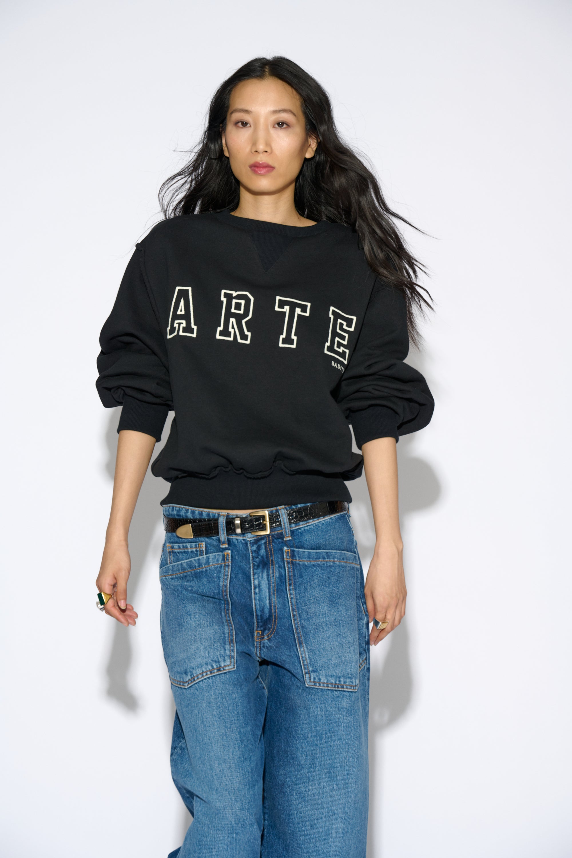 SUDADERA ARTE CUELLO REDONDO NEGRA
