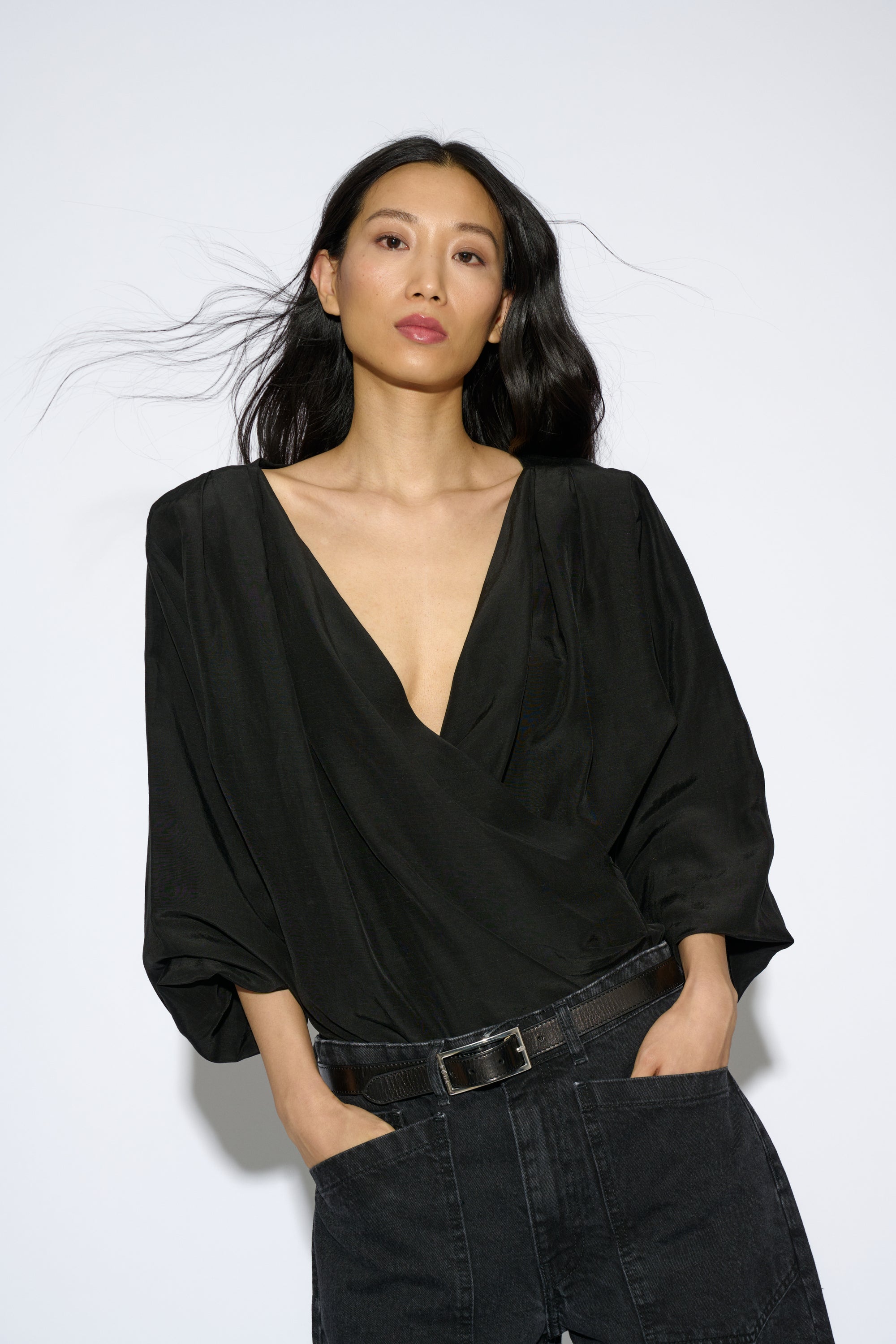 TOP LARA ESCOTE PICO NEGRO