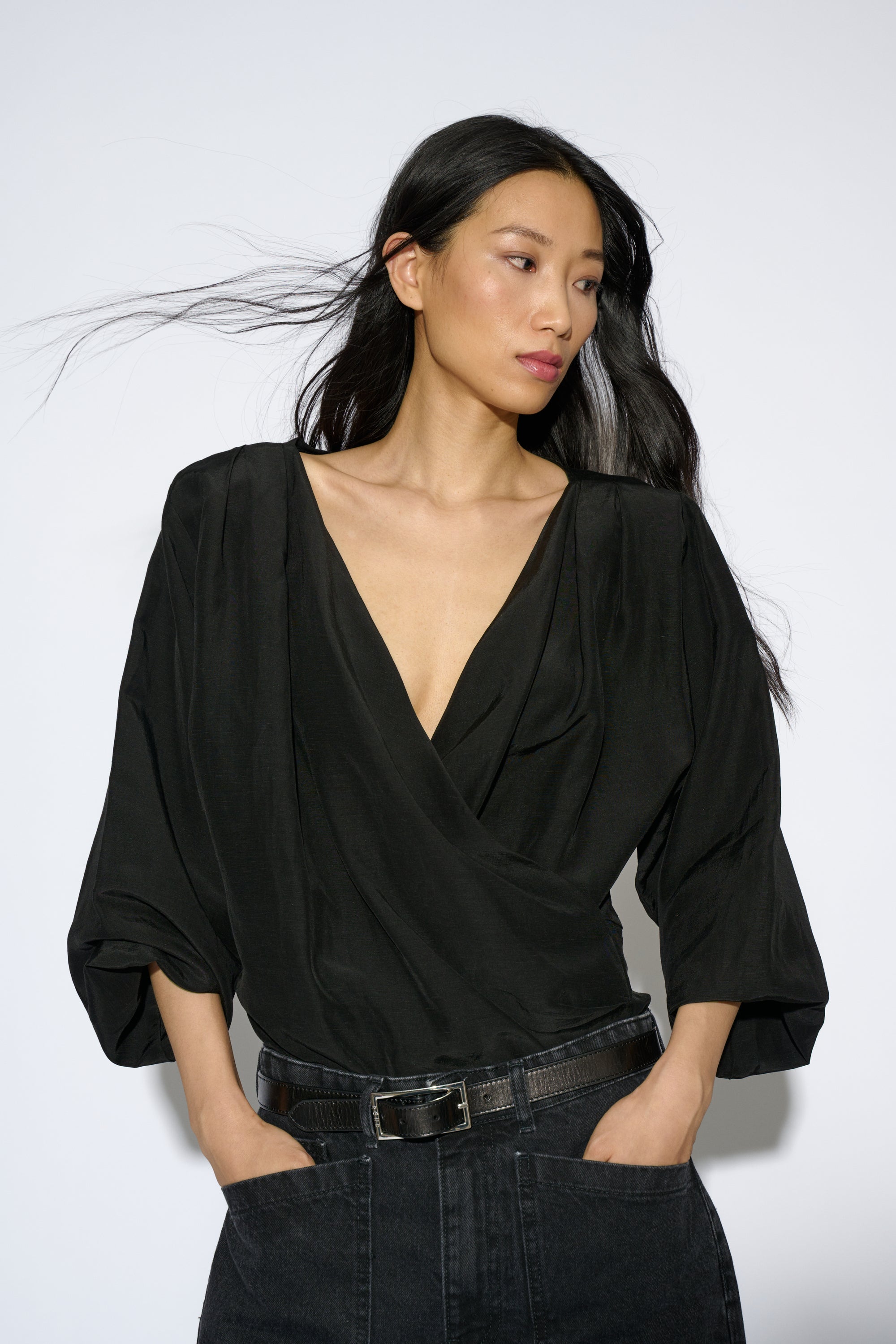 TOP LARA ESCOTE PICO NEGRO