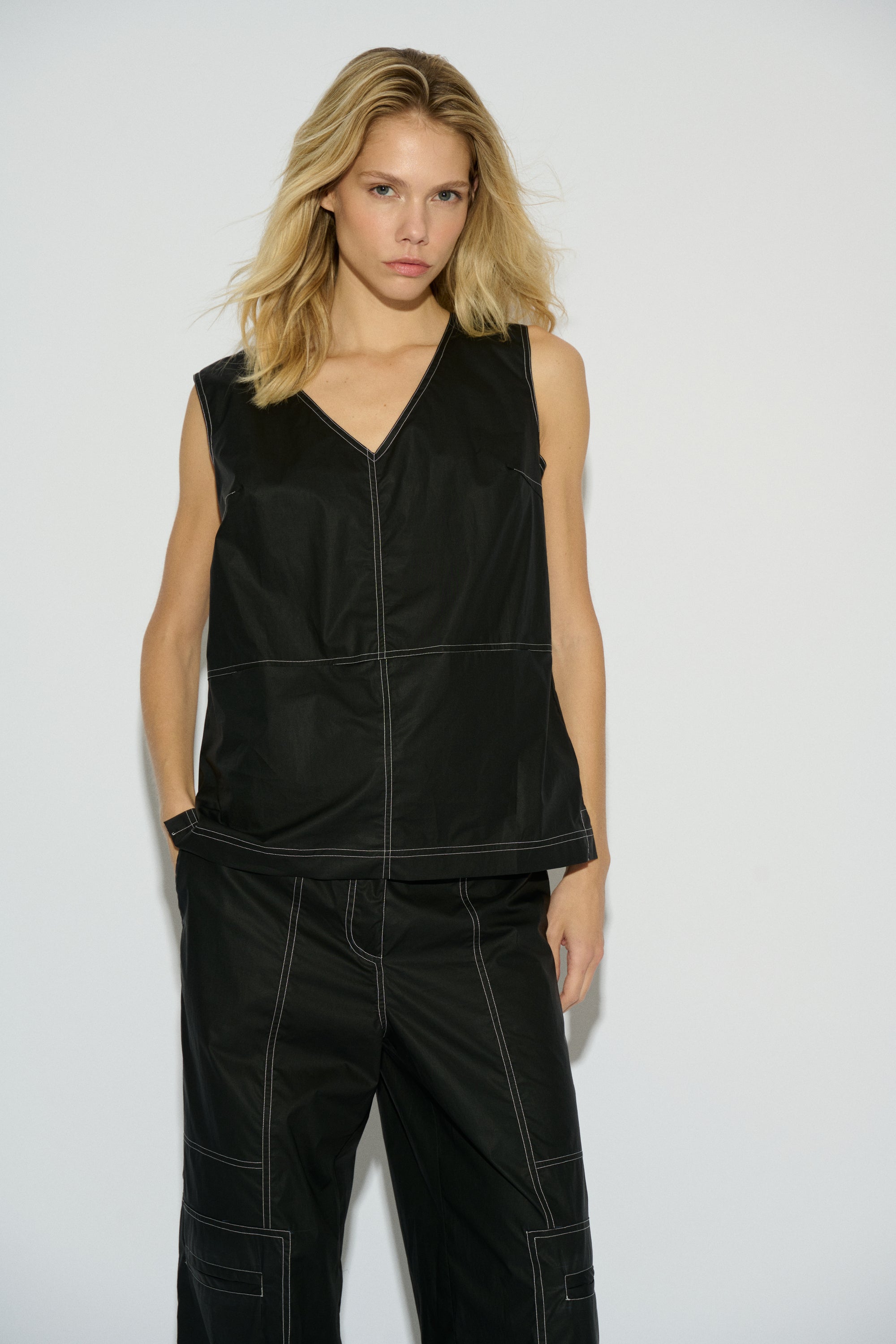 FILIPA TOP V-NECK TOPSTITCHING BLACK