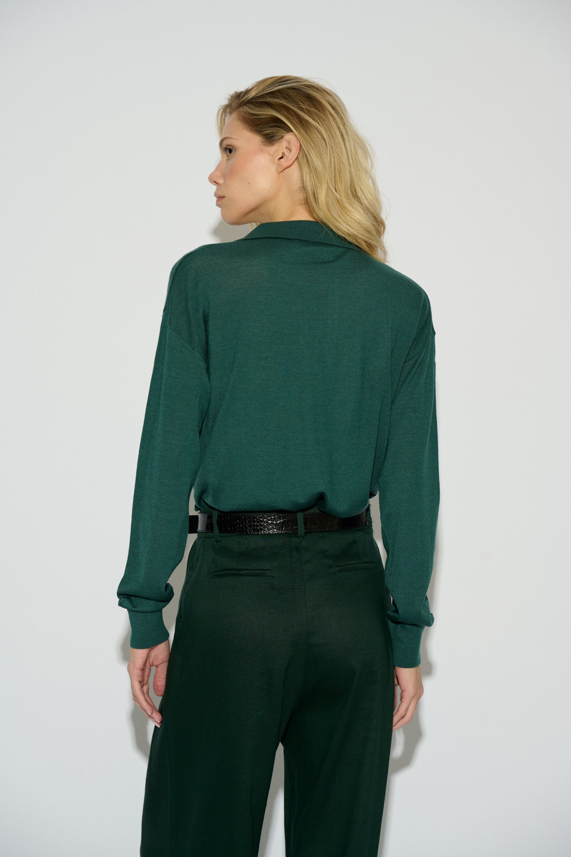 Cinnamon polo shirt with green collar