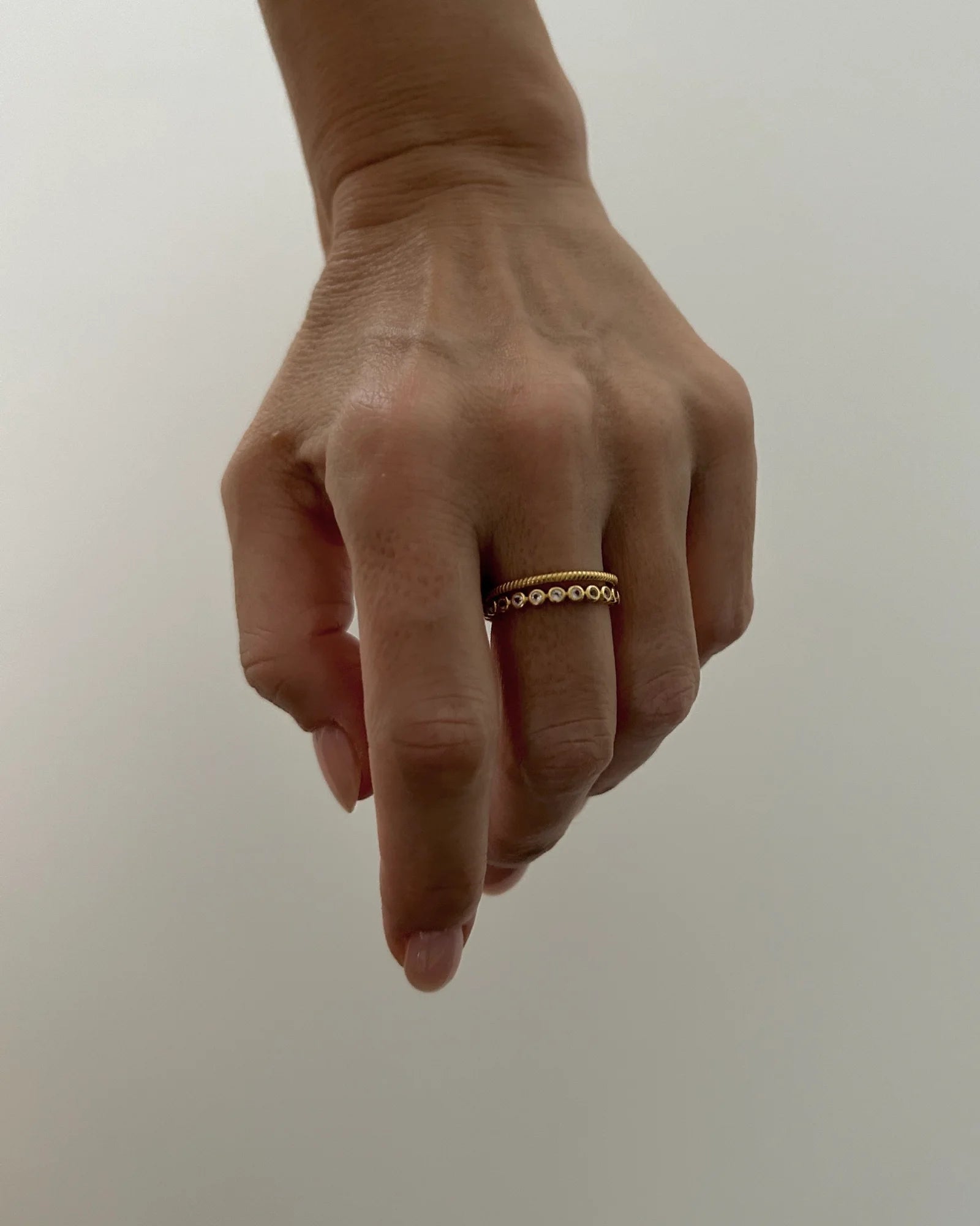Anillo apilable redondo de oro