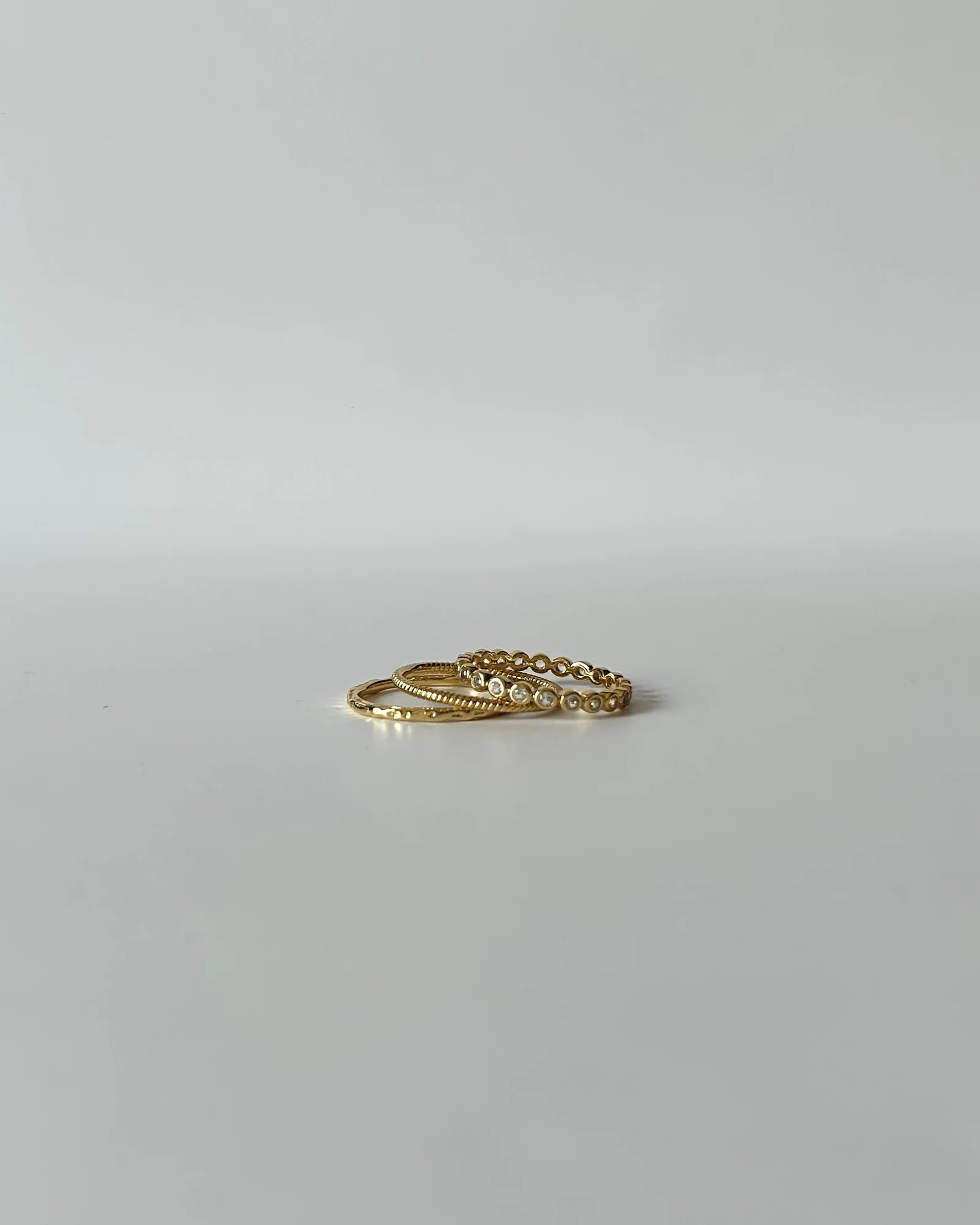 Anillo con bisel de eternidad en oro
