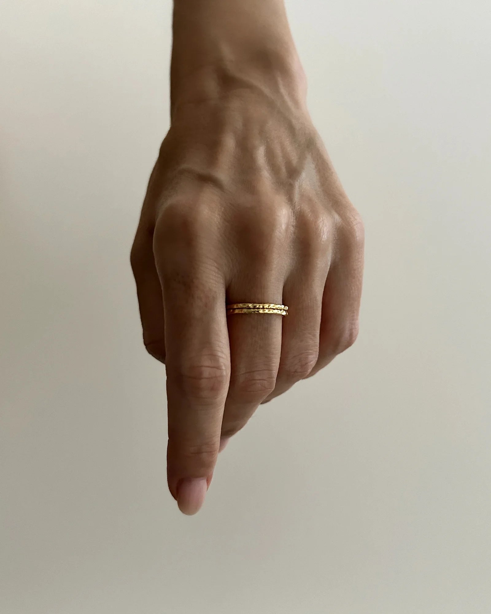 Hammered slim ring gold