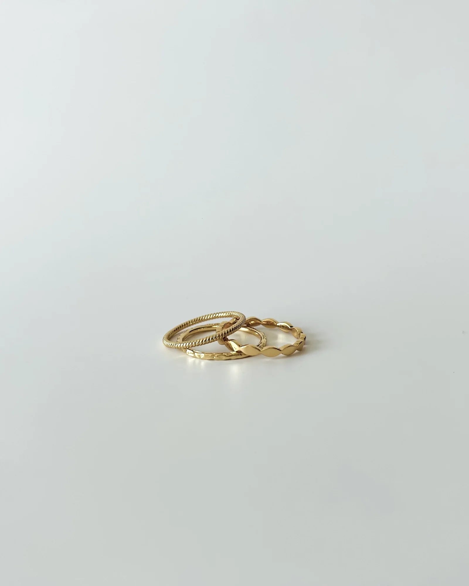 Hammered slim ring gold