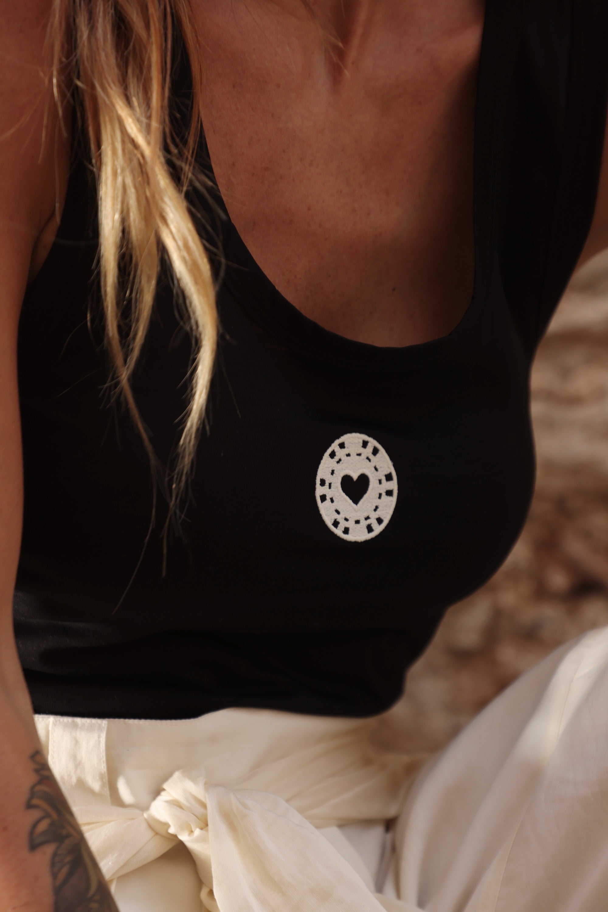 CAMISETA SIN MANGAS POKER NEGRA L.M X BADITS
