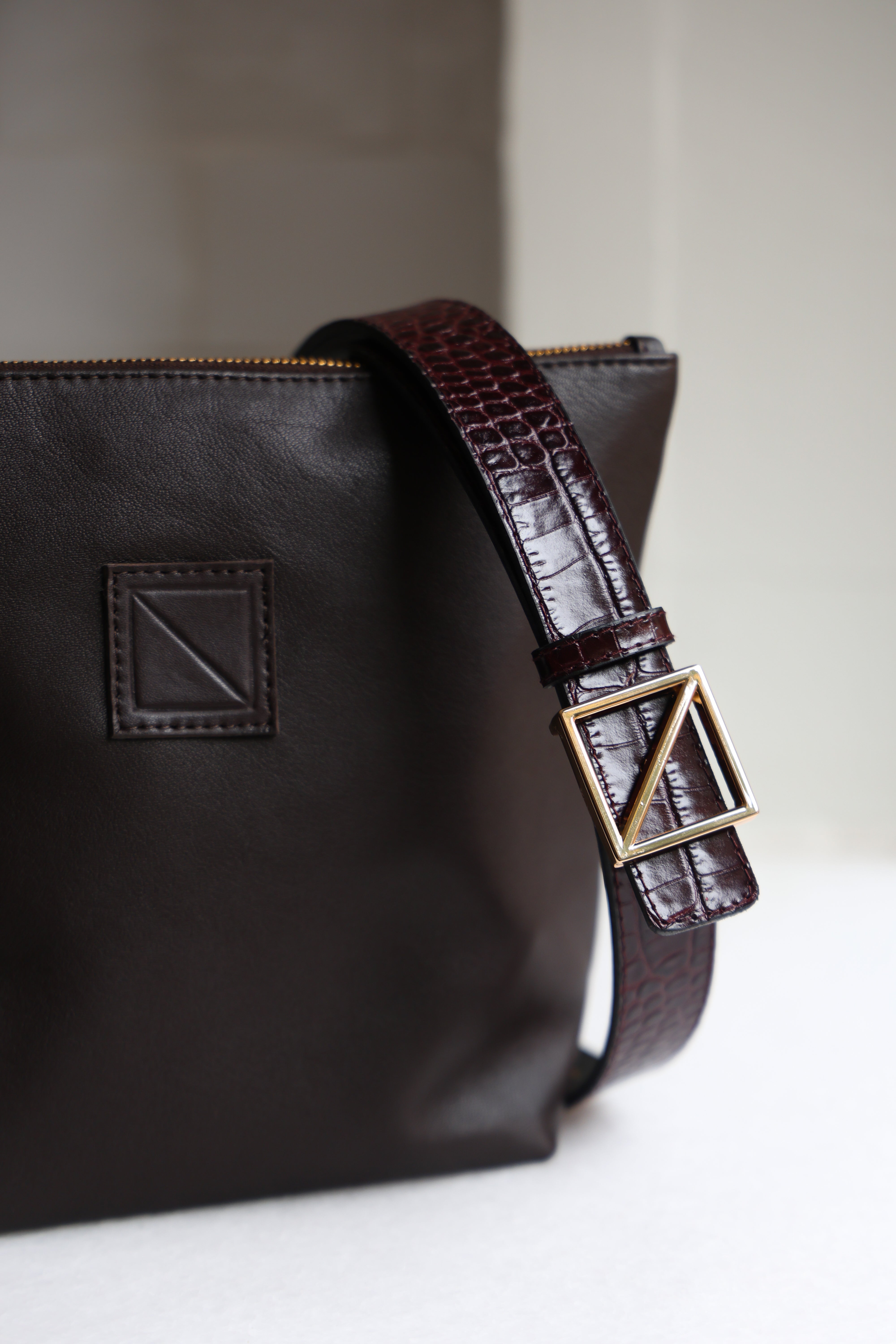 CINTURÓN COCO PIEL BURDEOS DORADO