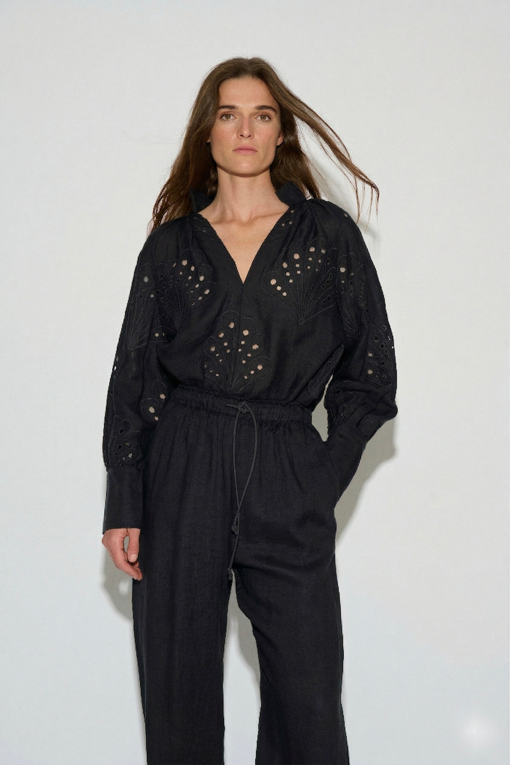 BLUSA MILLIE BORDADO SUIZO NEGRO