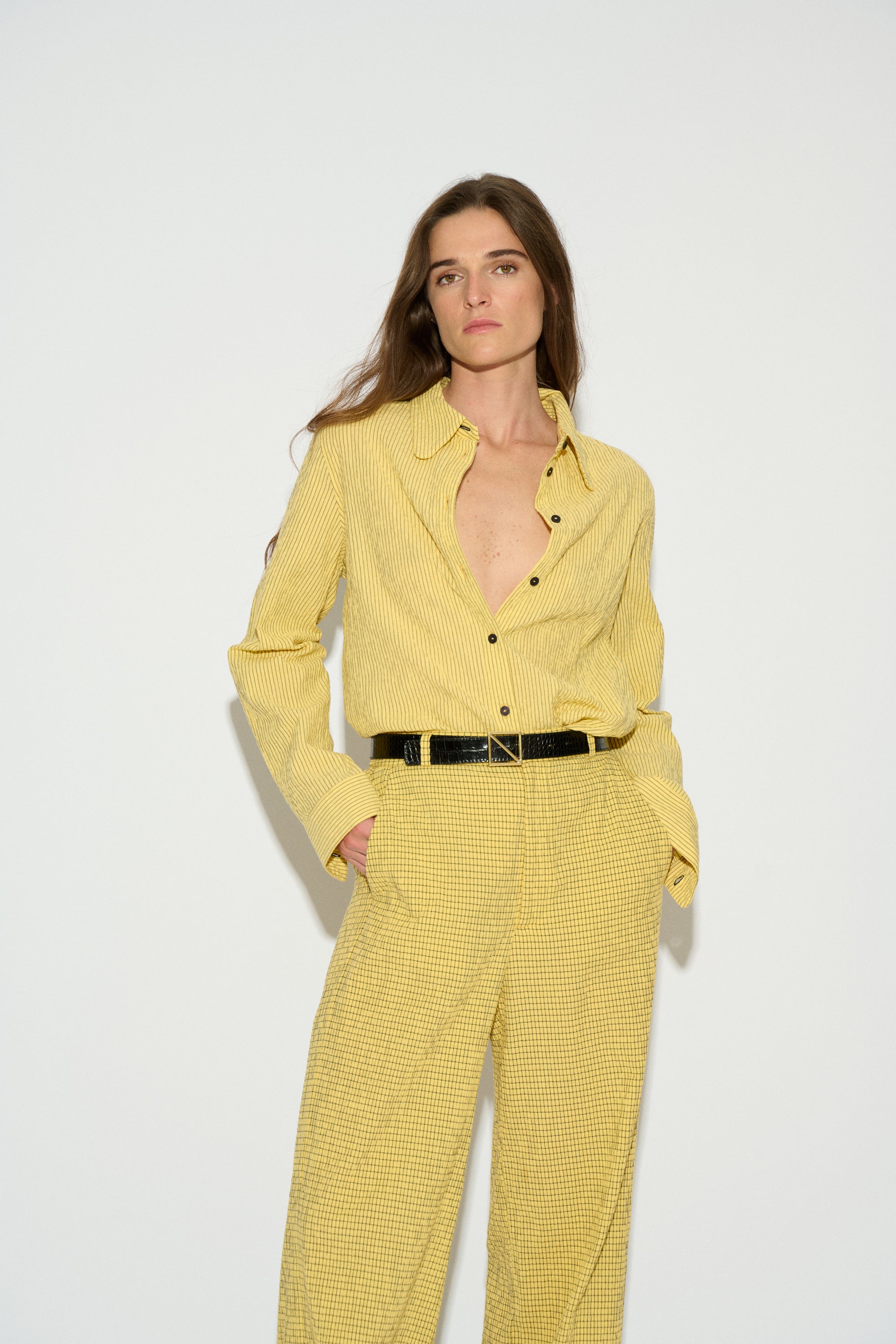 CAMISA NALA CUELLO SOLAPA AMARILLO