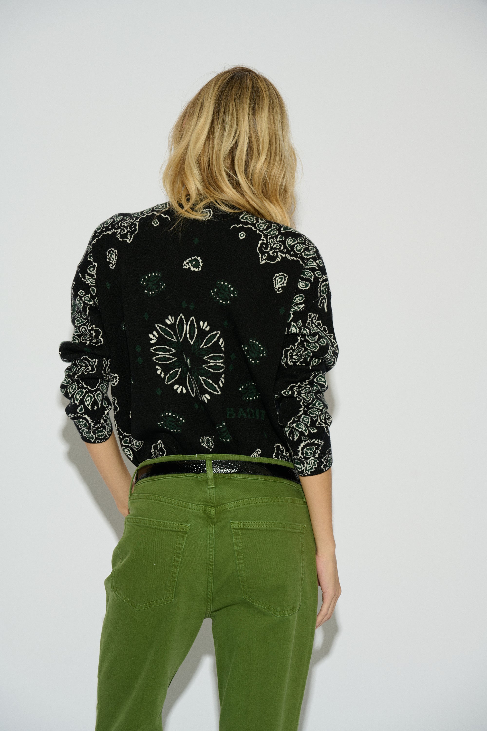 SERENA ROUND NECK BLACK PAISLEY JERSEY