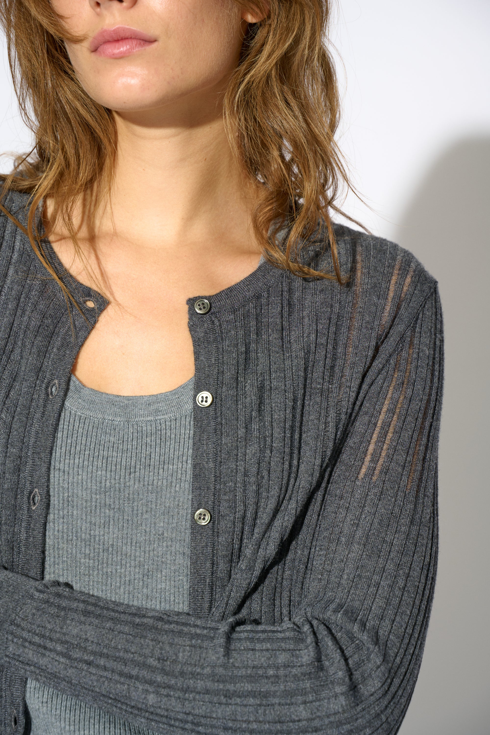 CARDIGAN VEGA DESAGUJADO GRIS