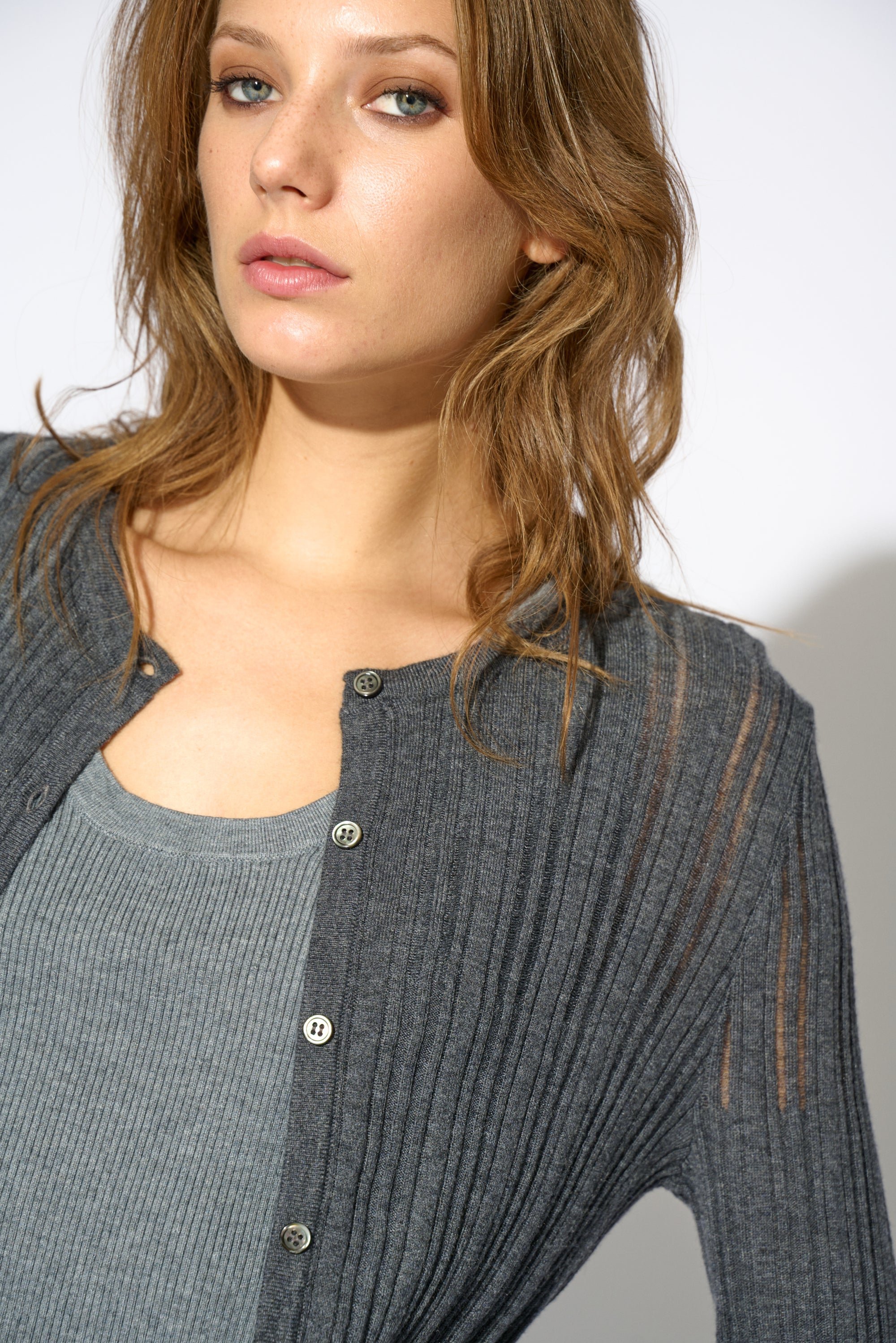 CARDIGAN VEGA DESAGUJADO GRIS