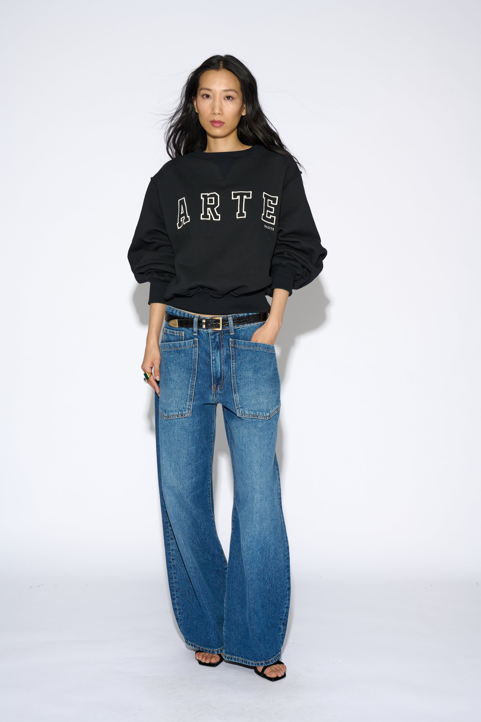 SUDADERA ARTE CUELLO REDONDO NEGRA