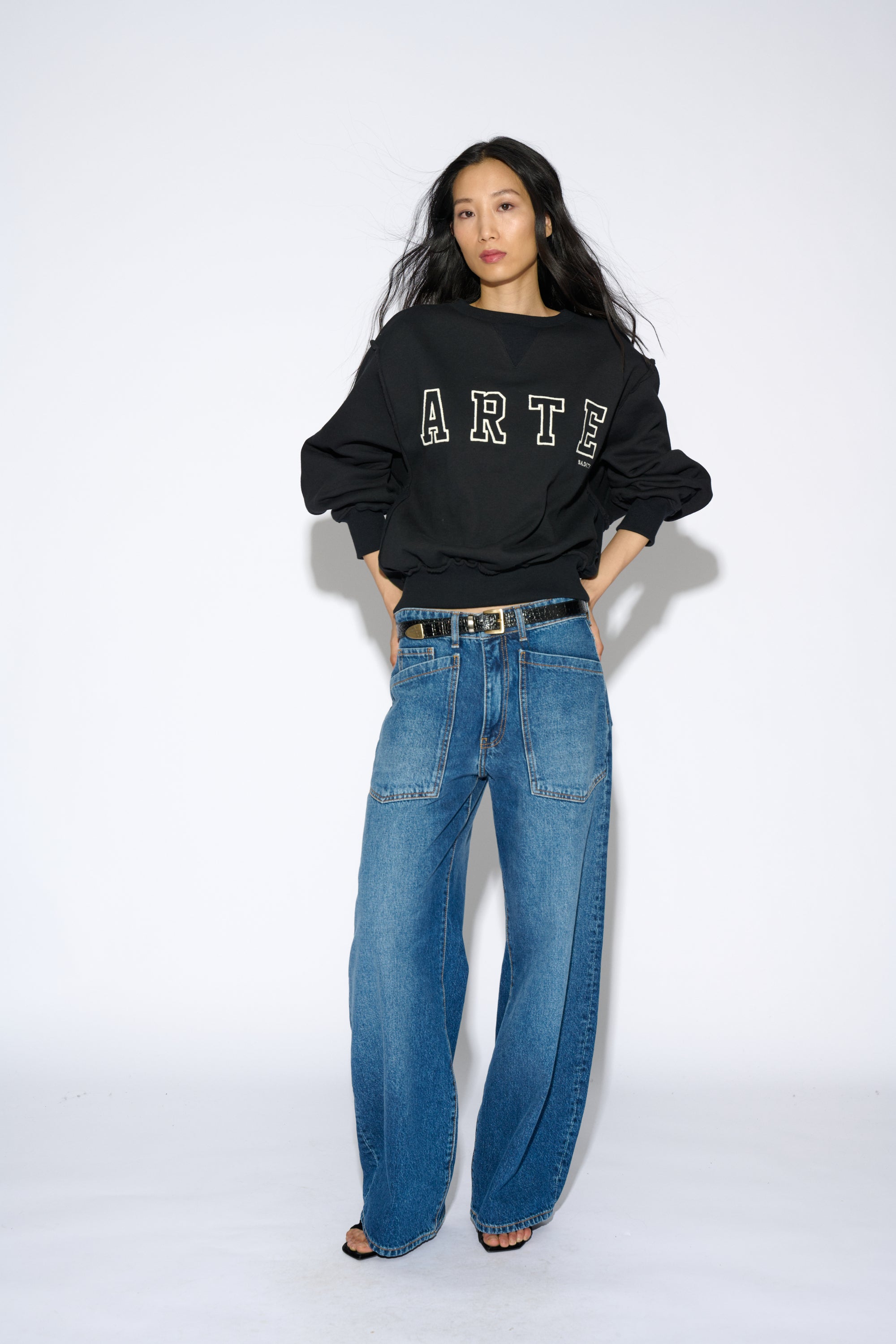 SUDADERA ARTE CUELLO REDONDO NEGRA