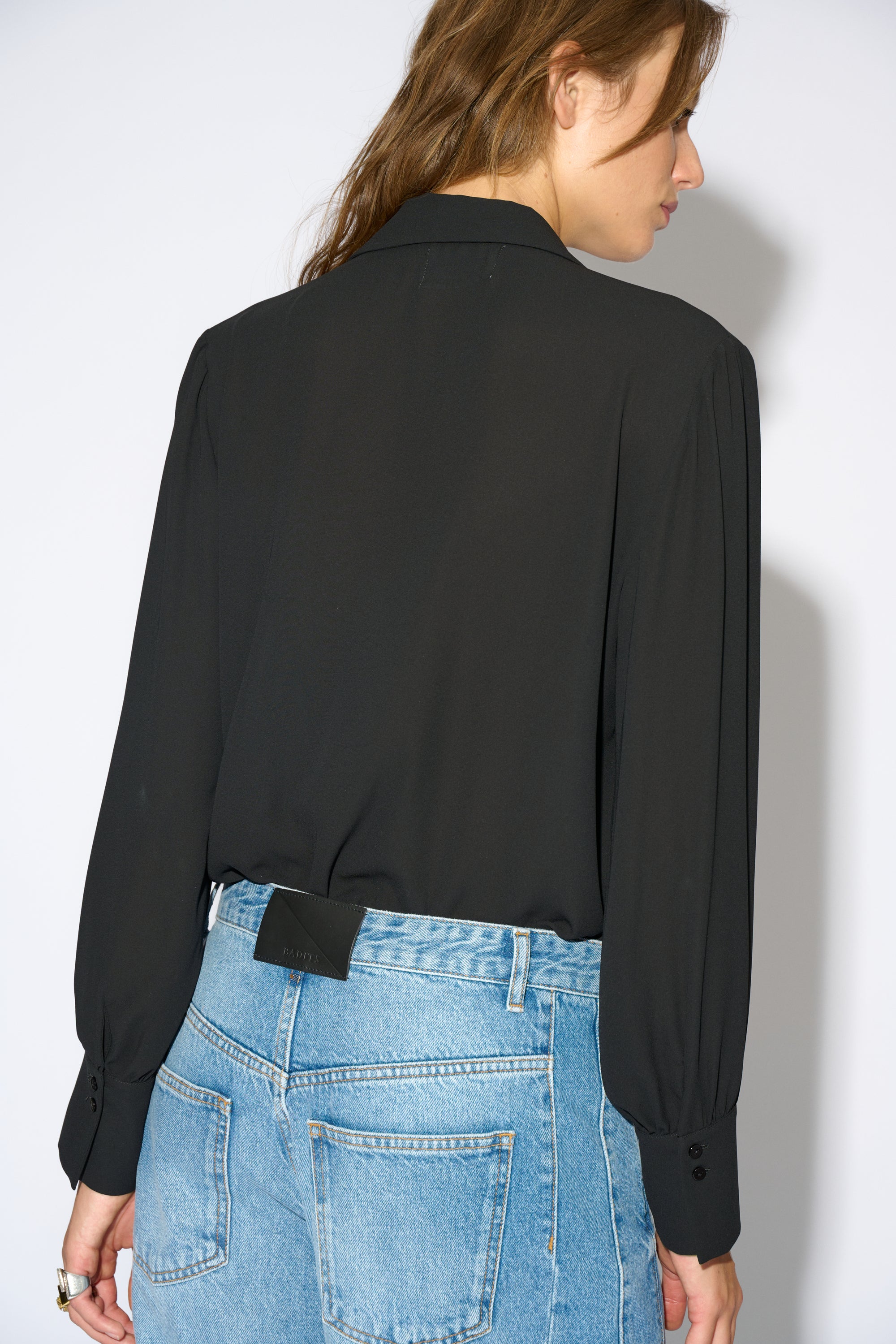 CAMISA JUNO CREPE VOLANTE NEGRA