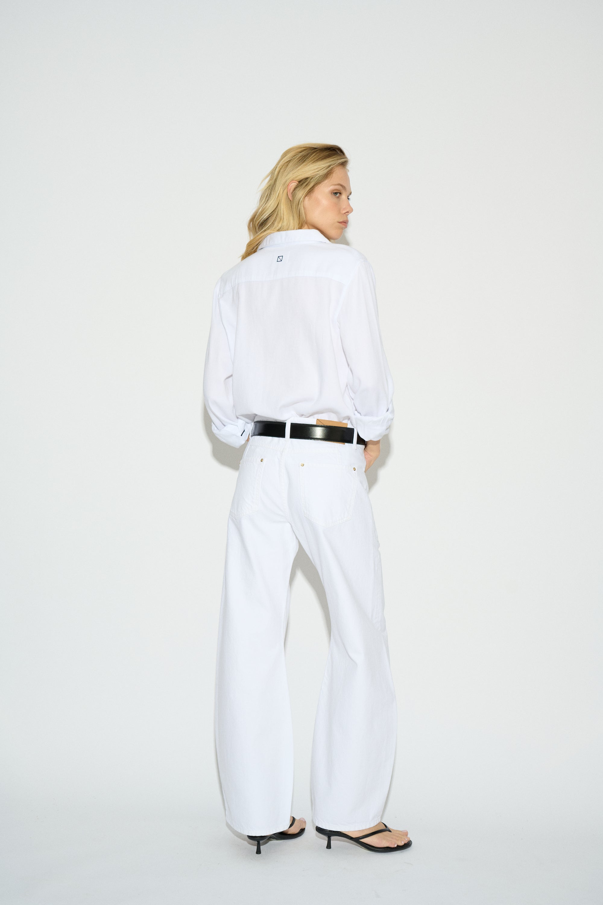 JEANS KENDRA BARREL TIRO MEDIO BLANCO