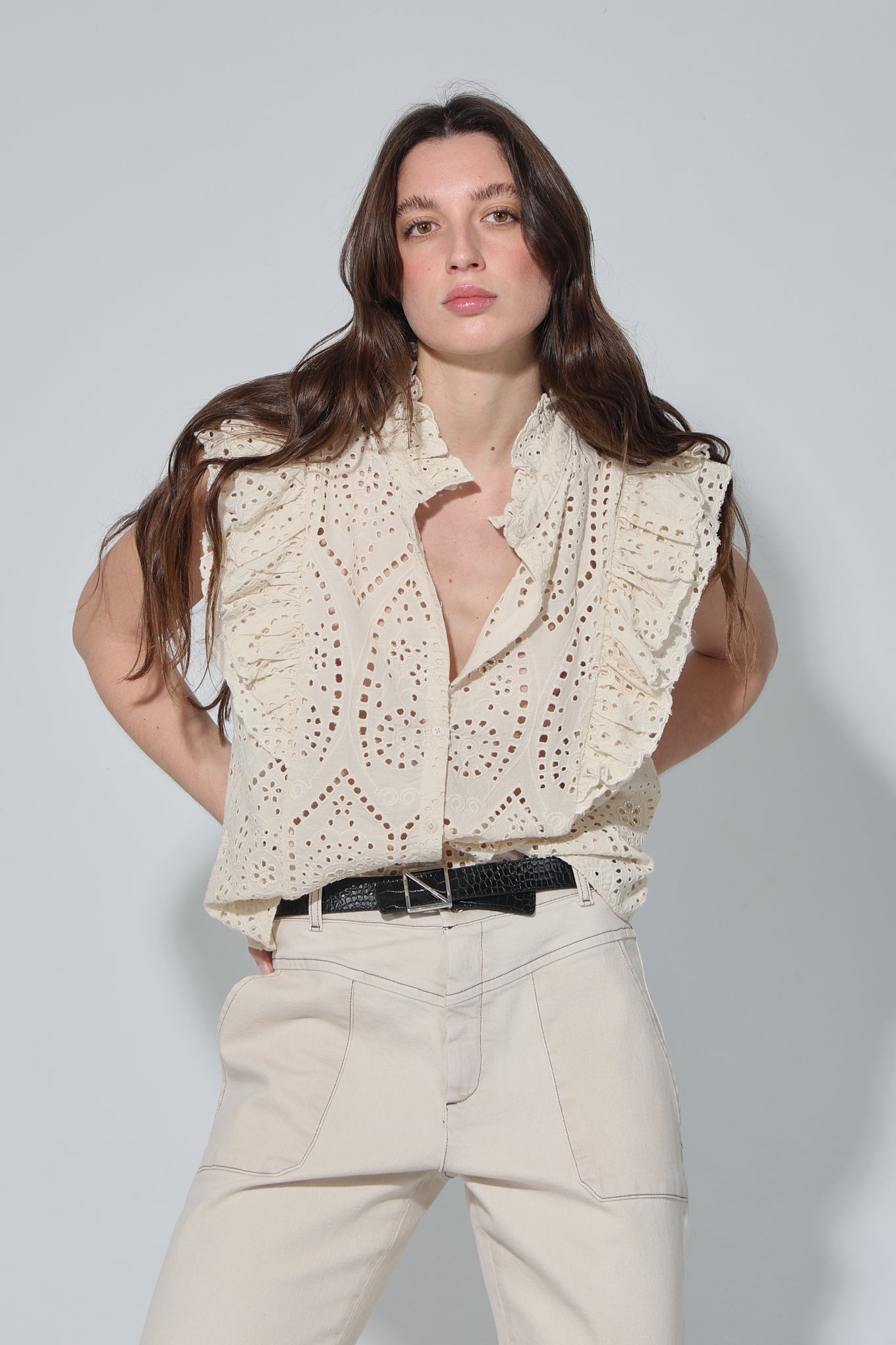 BLUSA DALIA MANGA VOLANTE BORDADO SUIZO CRUDO