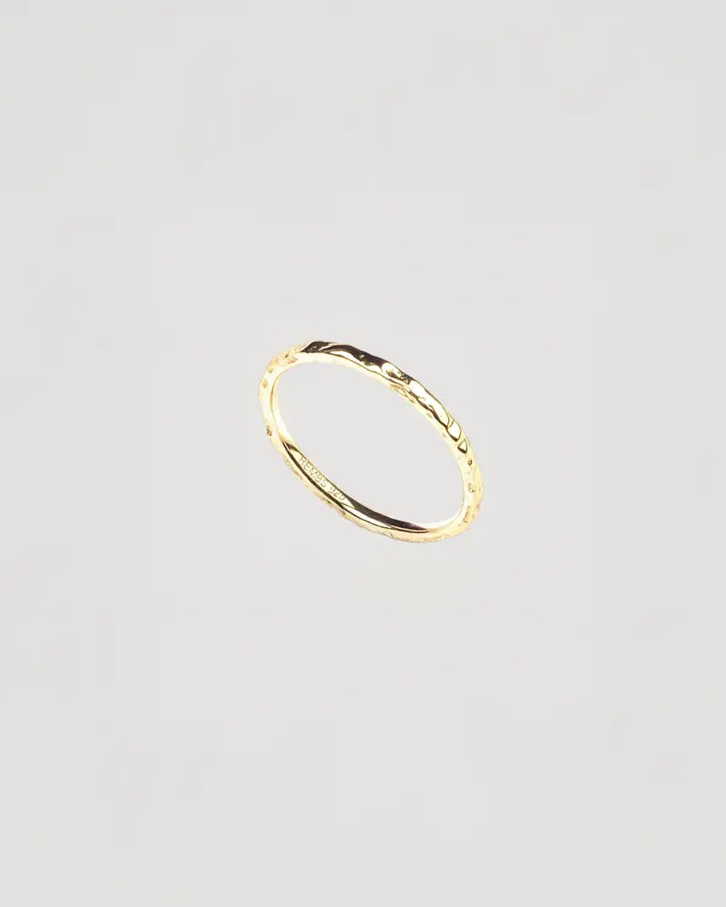 Hammered slim ring gold