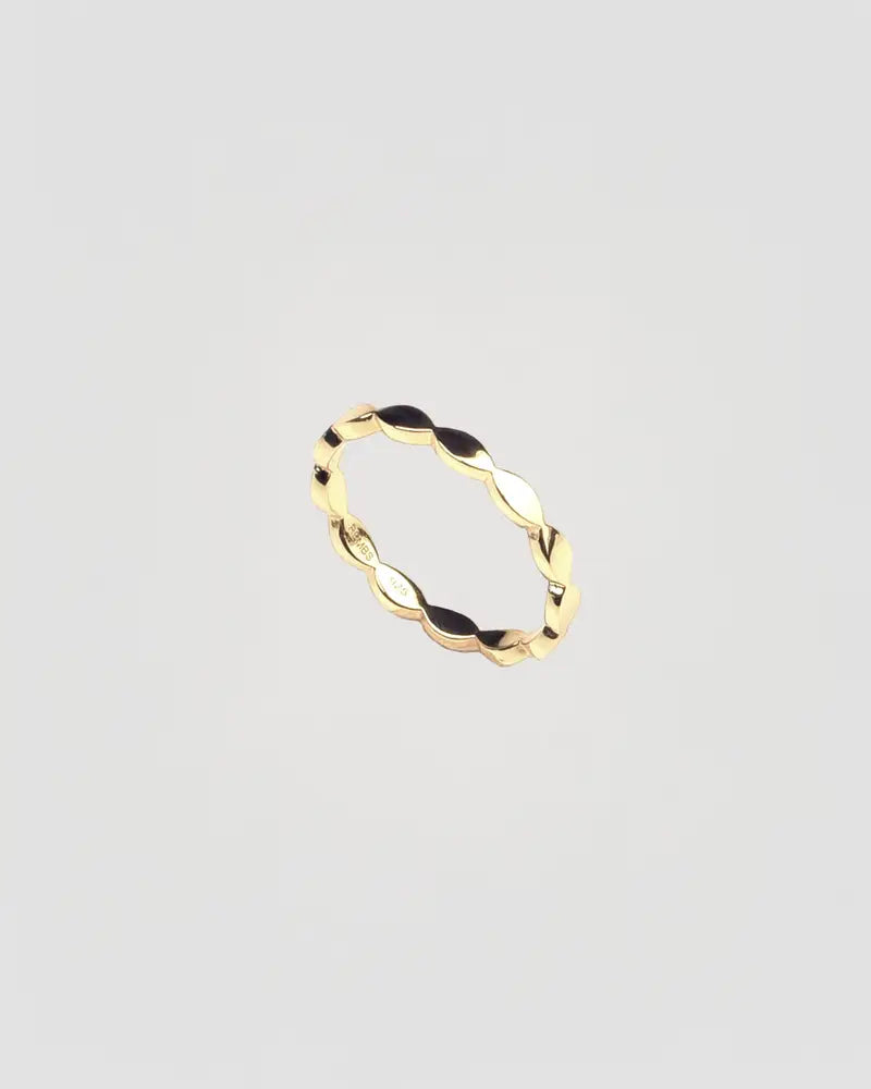 Signature marquise ring gold