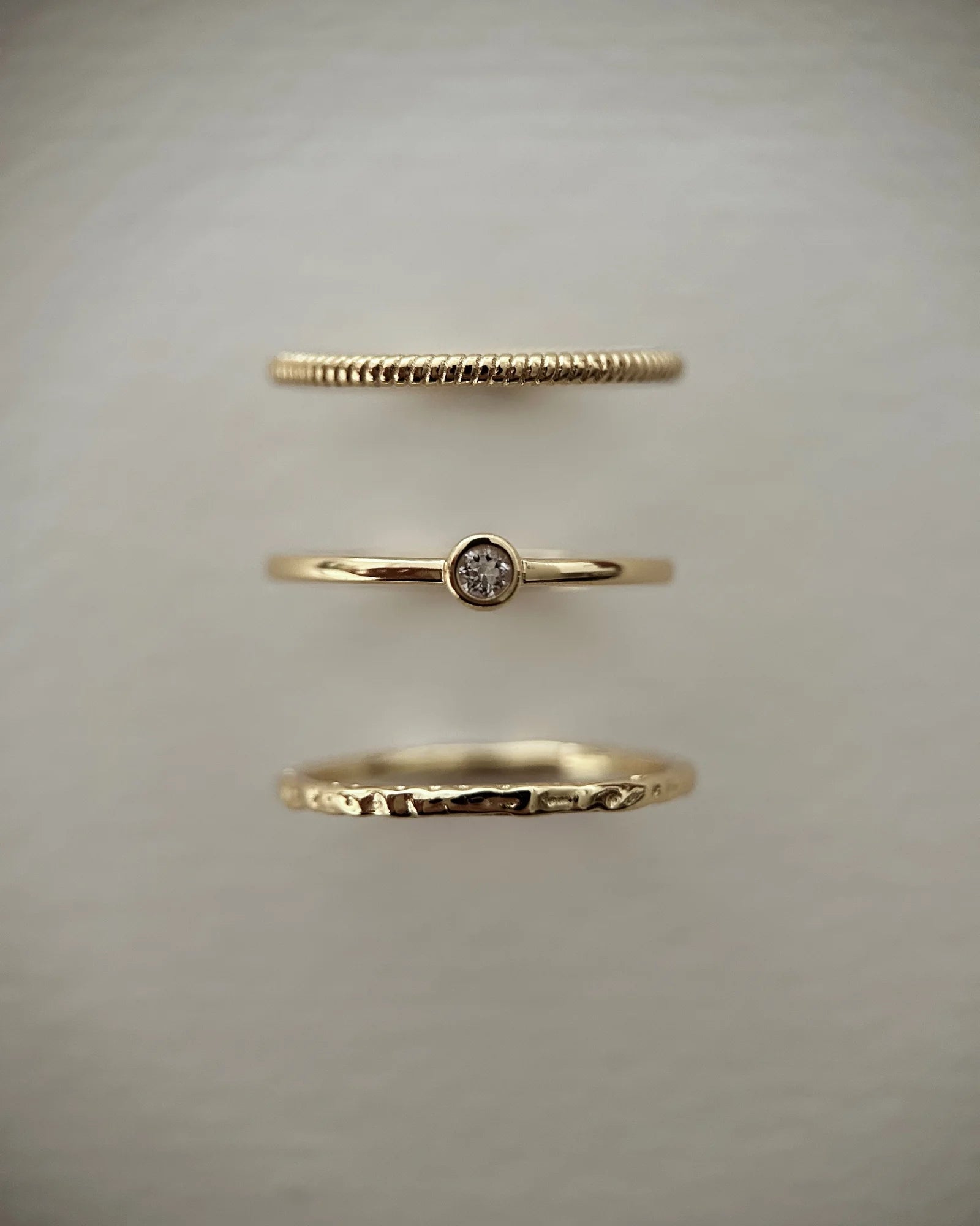 Anillo apilable redondo de oro